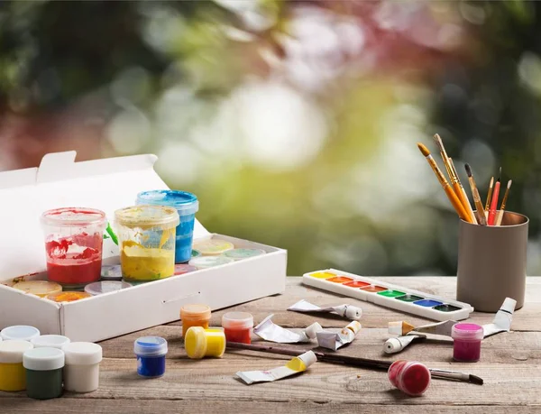 Pinceles Pinturas Diferentes Artistas Sobre Mesa Madera — Foto de Stock