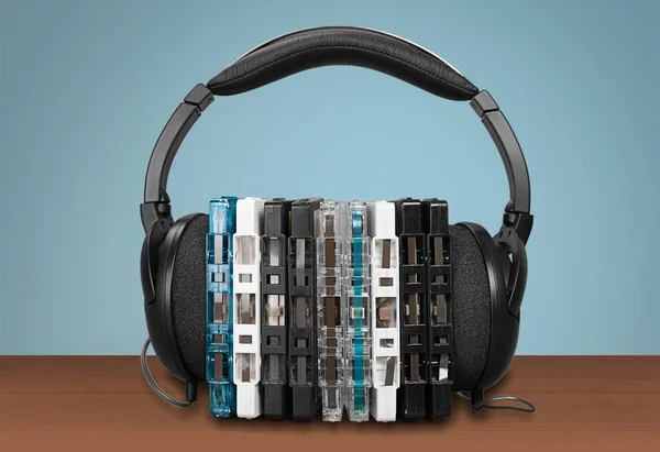 ヘッドフォンと ケース ヘッドフォン音楽ステレオ リスニング ケース オーディオ機器 — ストック写真