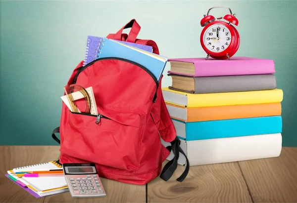 School Rugzak Met Briefpapier Houten Tafel — Stockfoto