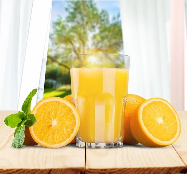 Närbild Färsk God Apelsinjuice Glas Bordet — Stockfoto