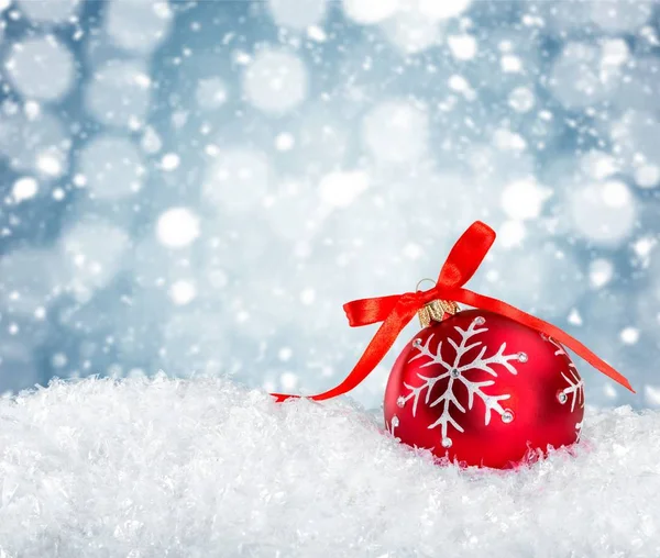 Vánoční koule v sněhové vločky — Stock fotografie