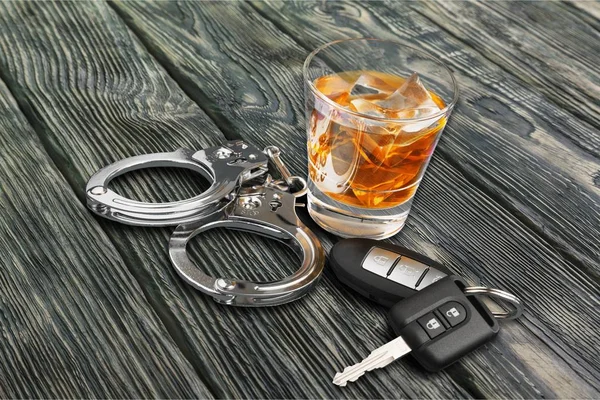 Ittas Vezetés Alkoholizmus Alkohol Rendőrség Bilincseket Kulcsfontosságú Whisky — Stock Fotó