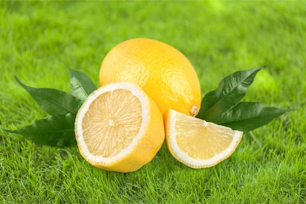 Свіжі Жовті Лимони Ізольовані — стокове фото