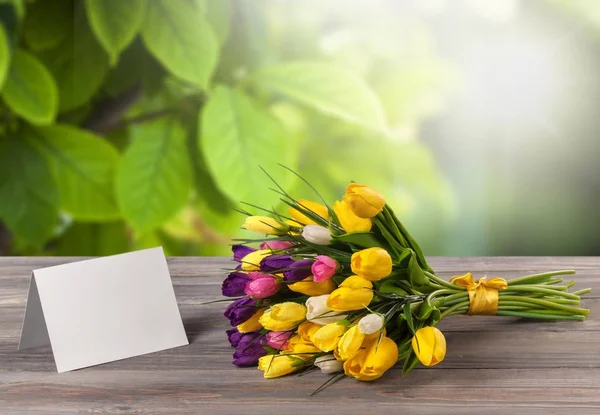 Čerstvý tulipány s prázdnou kartou — Stock fotografie