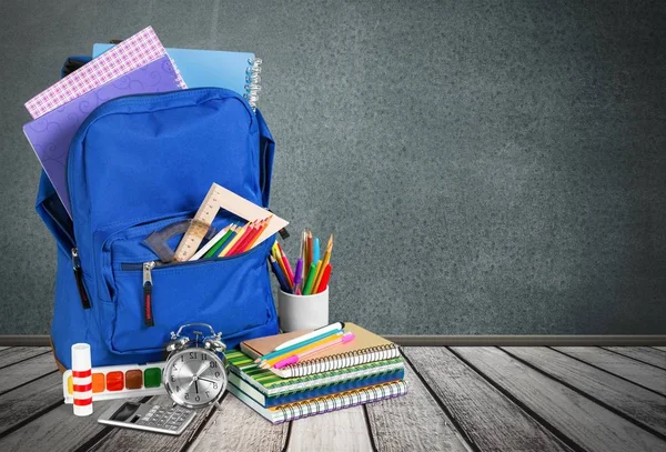 Mochila Escolar Con Papelería Mesa Madera — Foto de Stock