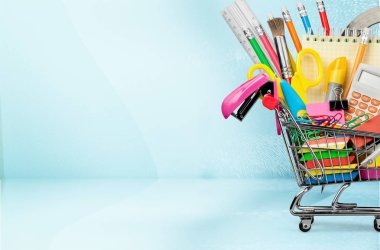 Alışveriş sepeti içinde okul Kırtasiye kompozisyon 