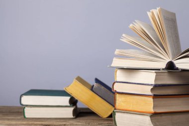 Ahşap masa arka plan üzerinde kitap yığını