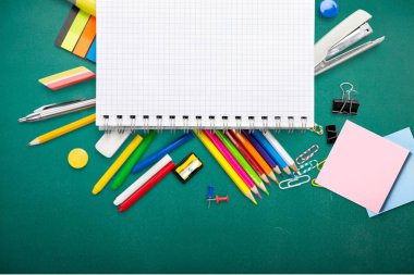 Okul kırtasiye kompozisyon yazı tahtası arka plan üzerinde