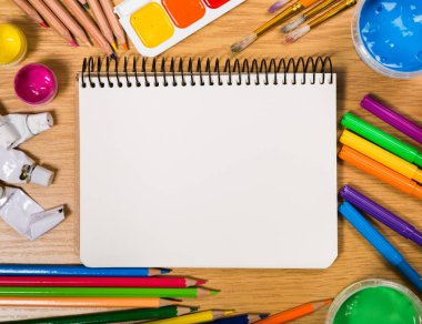 Boş geçmiş okul kırtasiye kompozisyonu