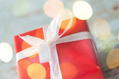 Şerit ve yay ile şirin hediye kutusu