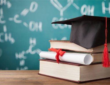 Mezuniyet şapka, diploma ve Kitaplar, yakından görmek yığınları