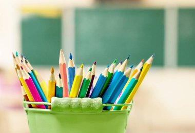 Tin bulanık arka plan üzerinde renkli kalemler 