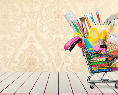 Alışveriş sepeti içinde okul Kırtasiye kompozisyon 