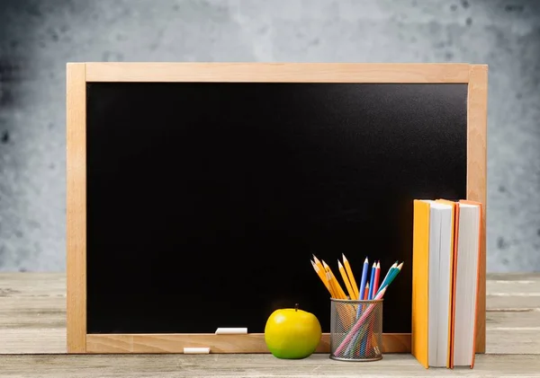 黑板教育书苹果教科书学校用品背景 — 图库照片