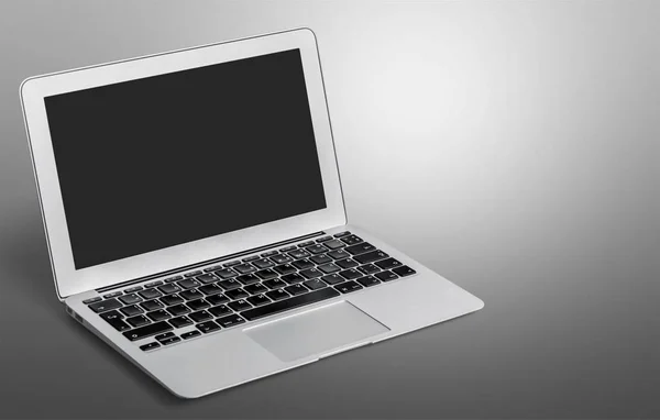 Laptop s prázdnou obrazovkou — Stock fotografie
