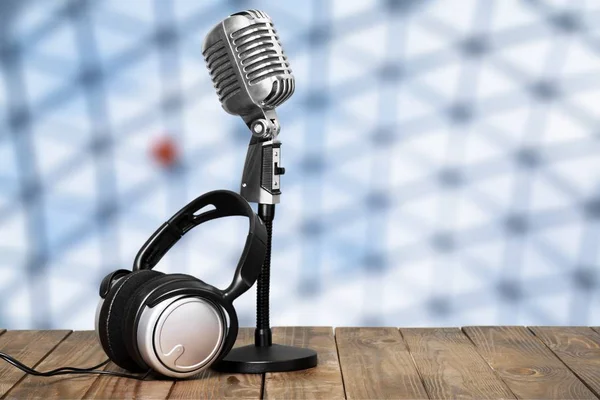 Microfone Estilo Retro Fones Ouvido Mesa Madeira — Fotografia de Stock