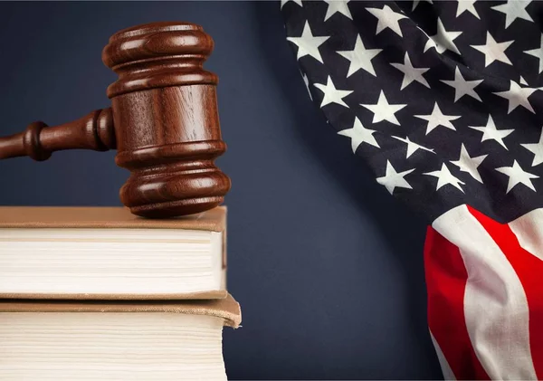 Δικαστής Ξύλινο Σφυρί Για Βιβλία Αμερικανική Σημαία Στο Φόντο — Φωτογραφία Αρχείου