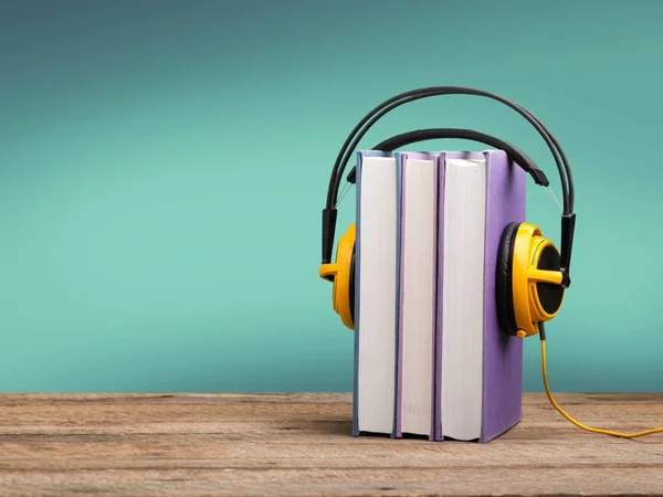 Stapel Boeken Koptelefoon Houten Tafel — Stockfoto