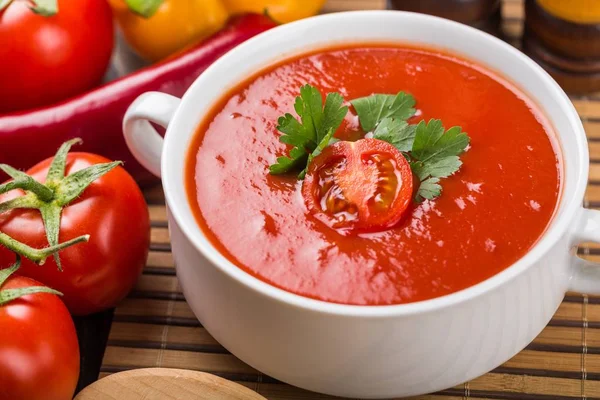 Teller Mit Köstlicher Tomatensuppe Aus Nächster Nähe — Stockfoto