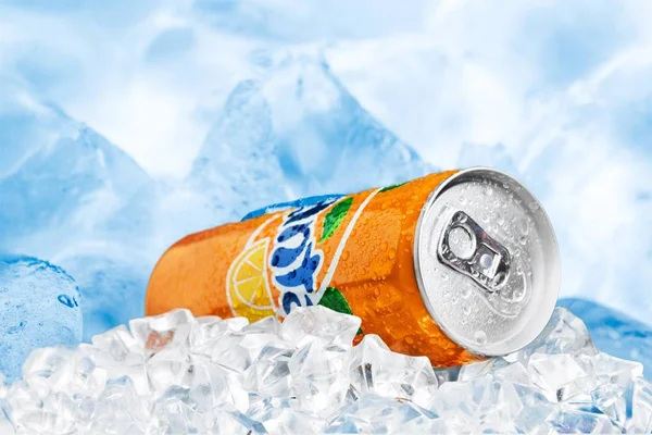 Fanta Narancs Egy Ágyban Jég Fölött Fehér Háttér — Stock Fotó