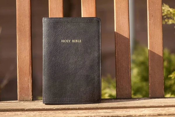 Bible Svatá Kniha Dřevěný Stůl — Stock fotografie