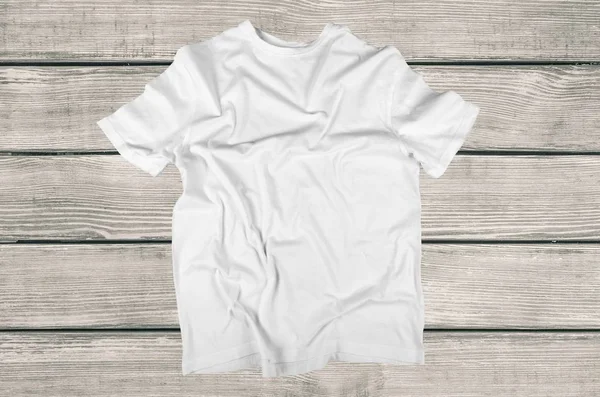 Camiseta Blanca Blanco Aislada Sobre Fondo Madera —  Fotos de Stock