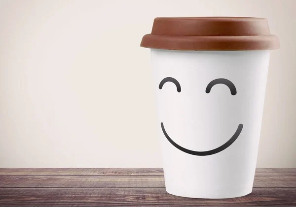 かわいい笑顔と紙のコーヒー カップ — ストック写真