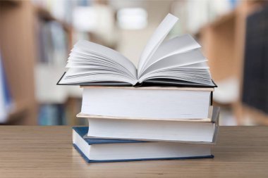 Arka plan bulanık üzerinde okul için kitap yığını