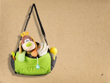 Bebek aksesuarları ve süt şişesi ile çanta