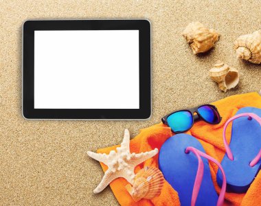 tablet PC ile flip flop ve deniz yıldızı ile kum plajındaki boş perde