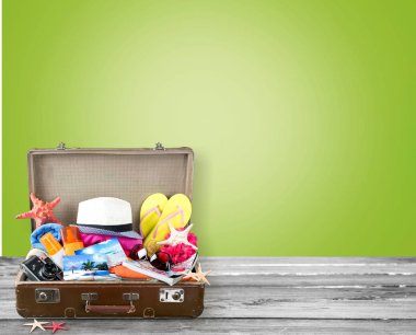 Giysi ve şnorkelli yüzme maskesi ile Retro bavul. Seyahat ve tatil