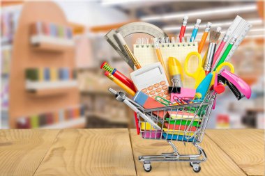 Alışveriş sepeti içinde okul Kırtasiye kompozisyon