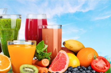 Gözlük ile çeşitli meyve ve çilek zemin üzerine taze meyve suyu