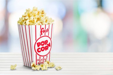 Arkadaki kutuda patlamış mısır yemeği 