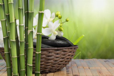 Zen taşlar ve bambu masada 