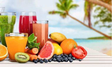 Taze meyve ile çeşitli sağlıklı meyve suları