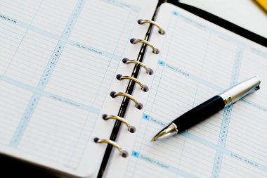 boş bir defter ve kalem tablo