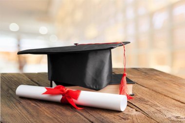 Mezuniyet şapka ve diploma arka plan üzerinde 