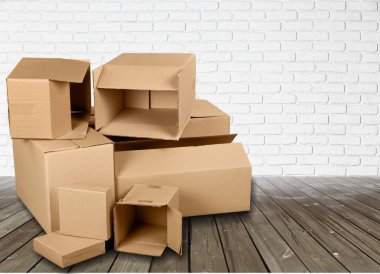 Arka plan üzerinde kutuları karton kutular