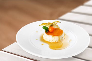 Beyaz tabak arka plan üzerinde taze pişmiş kek