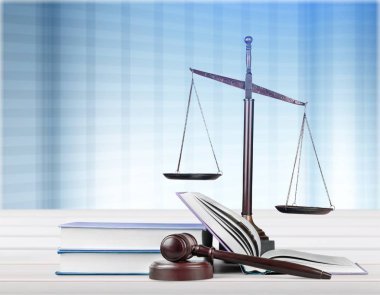 Adalet ölçekler, tokmak ve arka plan üzerinde kitap