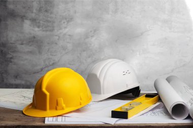 şantiyede hardhatlı planlar ve araçlar 