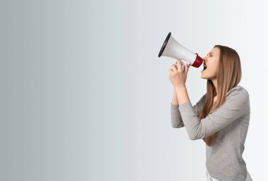 megafon bağıran kadın