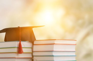 Mezuniyet şapka ve kitap yığını