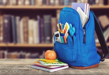 İleti örneği ve ahşap masa kitap ile okul sırt çantası