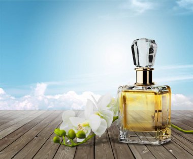 Parfüm şişesi ve ahşap masaya çiçek 