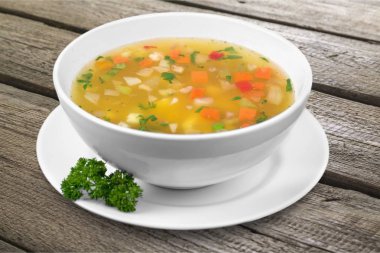 Ahşap arka plan üzerinde kase sebze çorbası 