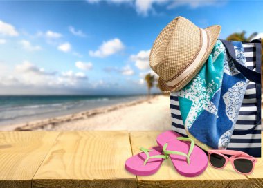 Kum, seyahat kavramı üzerinde plaj aksesuarları Close-up 