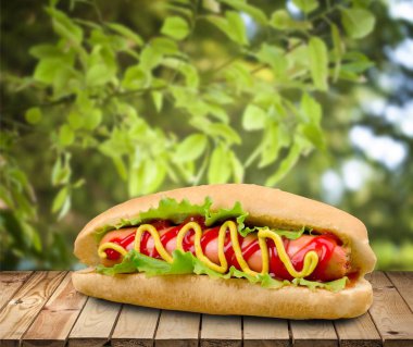 lezzetli hot dog'ahşap masa, fast food 