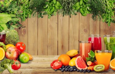 Taze meyve ile çeşitli sağlıklı meyve suları